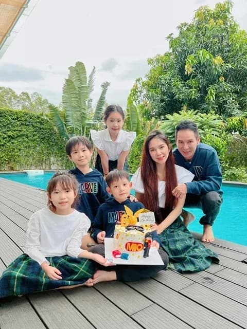 Gia đình Lý Hải - Minh Hà bên hồ bơi, thể hiện lối sống giản dị, không chiều chuộng con cái.