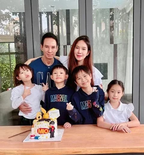 Gia đình Lý Hải - Minh Hà hạnh phúc bên chiếc bánh sinh nhật, minh chứng cho di sản vô hình của tình yêu thương.
