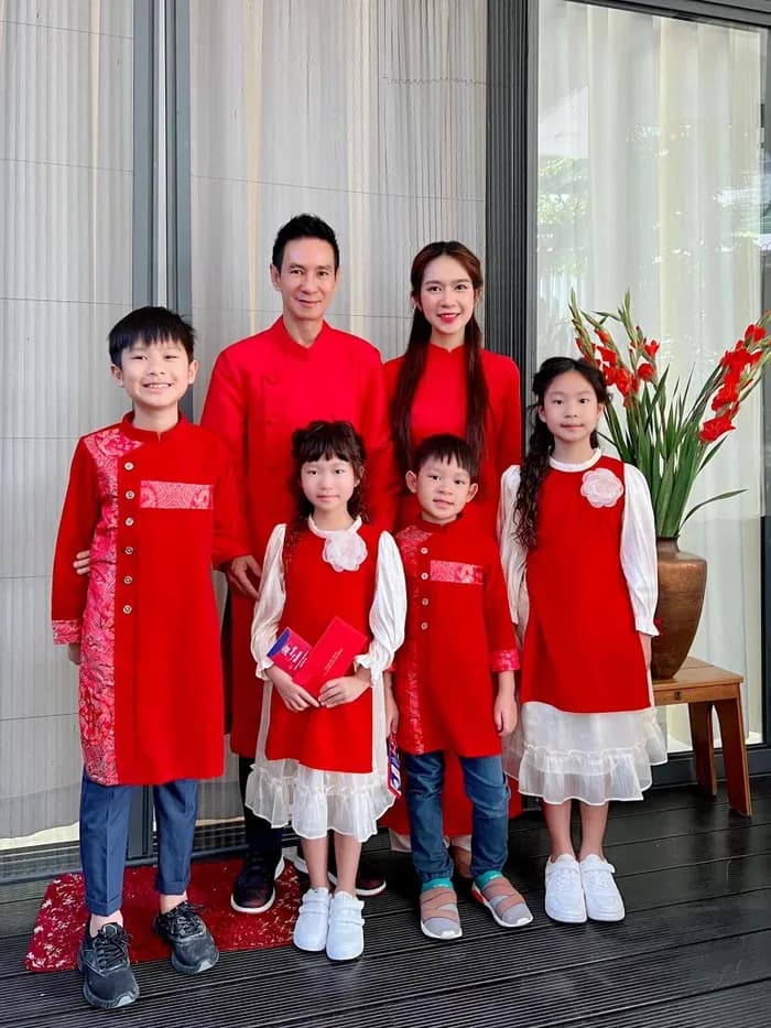 Gia đình Lý Hải - Minh Hà trong trang phục áo dài đỏ, thể hiện sự khiêm tốn và trân trọng văn hóa truyền thống.