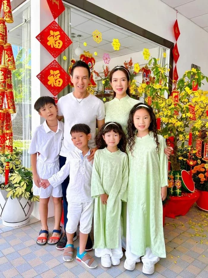 Gia đình Lý Hải - Minh Hà trong trang phục truyền thống, tượng trưng cho việc truyền dạy bản lĩnh và giá trị cốt lõi.