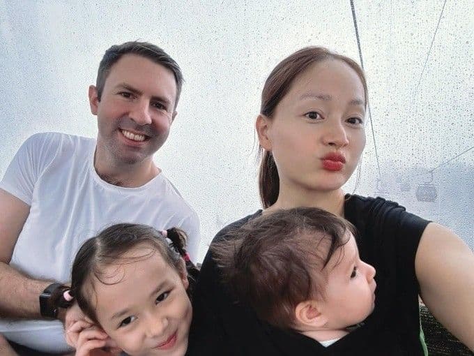 Gia đình Lan Phương cùng chồng và hai con gái trong chuyến đi chơi ở Đà Nẵng, phản ánh giai đoạn khó khăn trước khi ly thân.