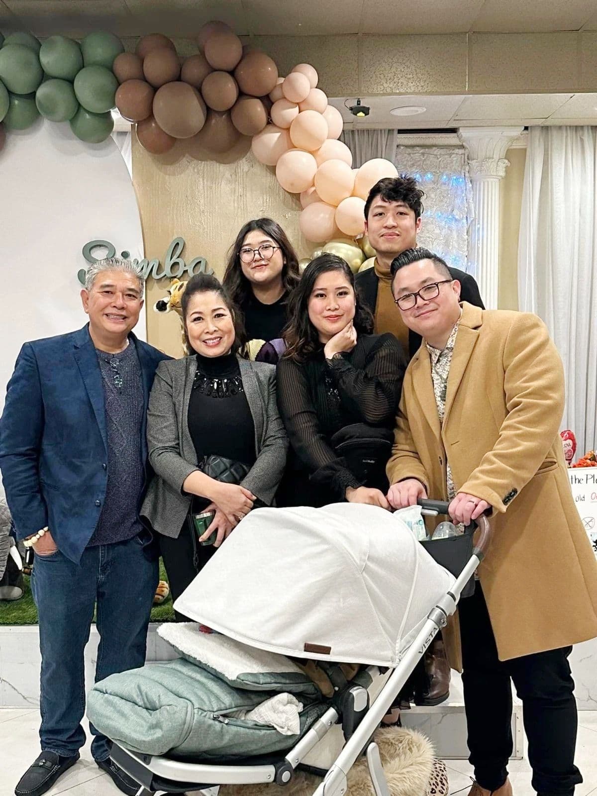 Gia đình lớn hạnh phúc của NSND Hồng Vân và Lê Tuấn Anh, với con cháu quây quần bên xe đẩy em bé.