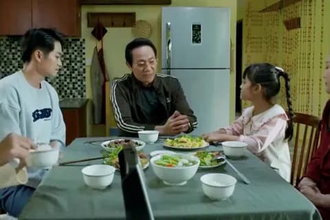 Gia đình ông Phi và bà Ánh quây quần bên mâm cơm, thể hiện sự gắn kết trước chuyến đi xa của bé Nhi.