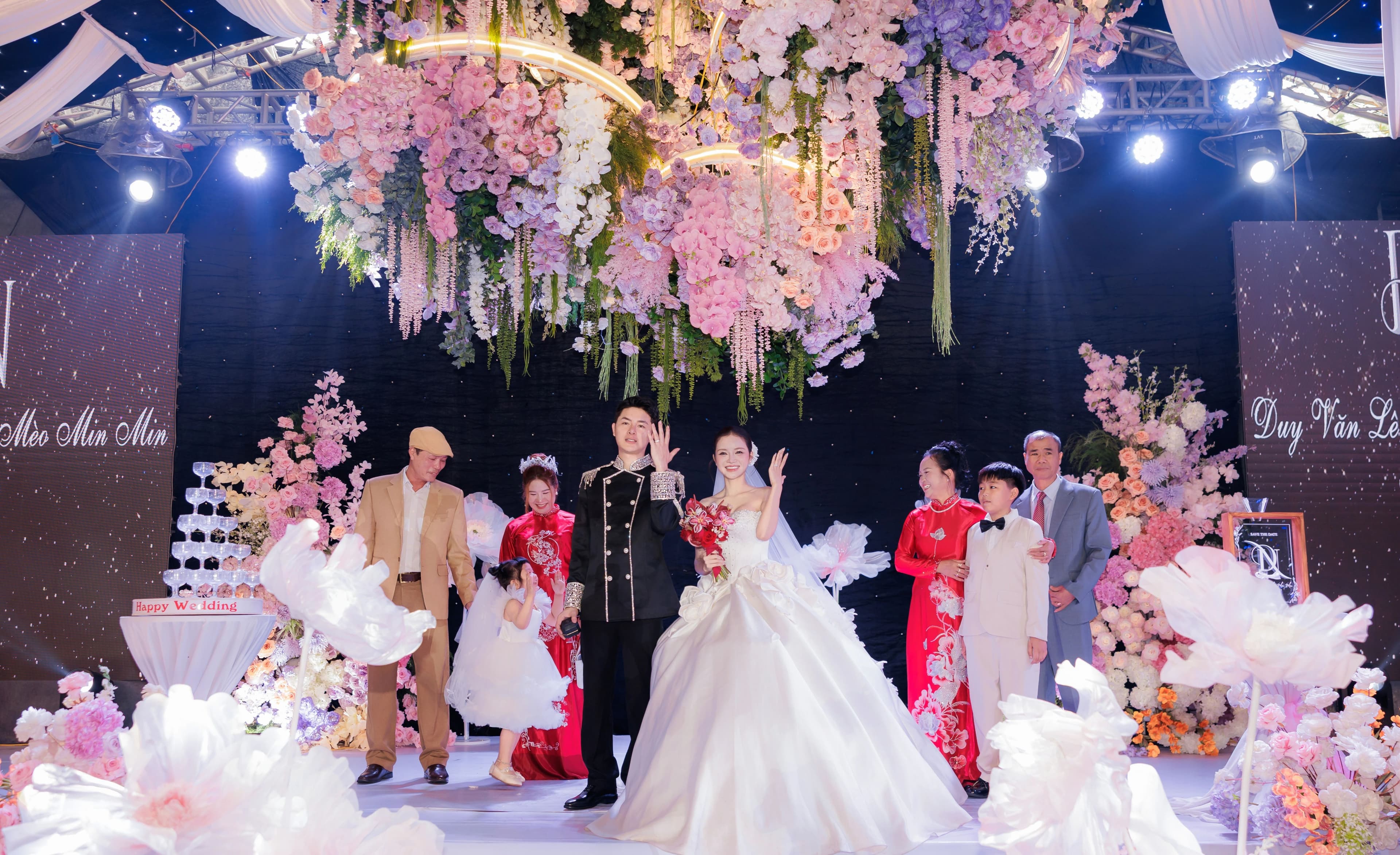 Gia đình Nghĩa và Duy cùng nhau trong lễ cưới, biểu tượng cho sự thấu hiểu và ủng hộ vượt qua mọi định kiến.