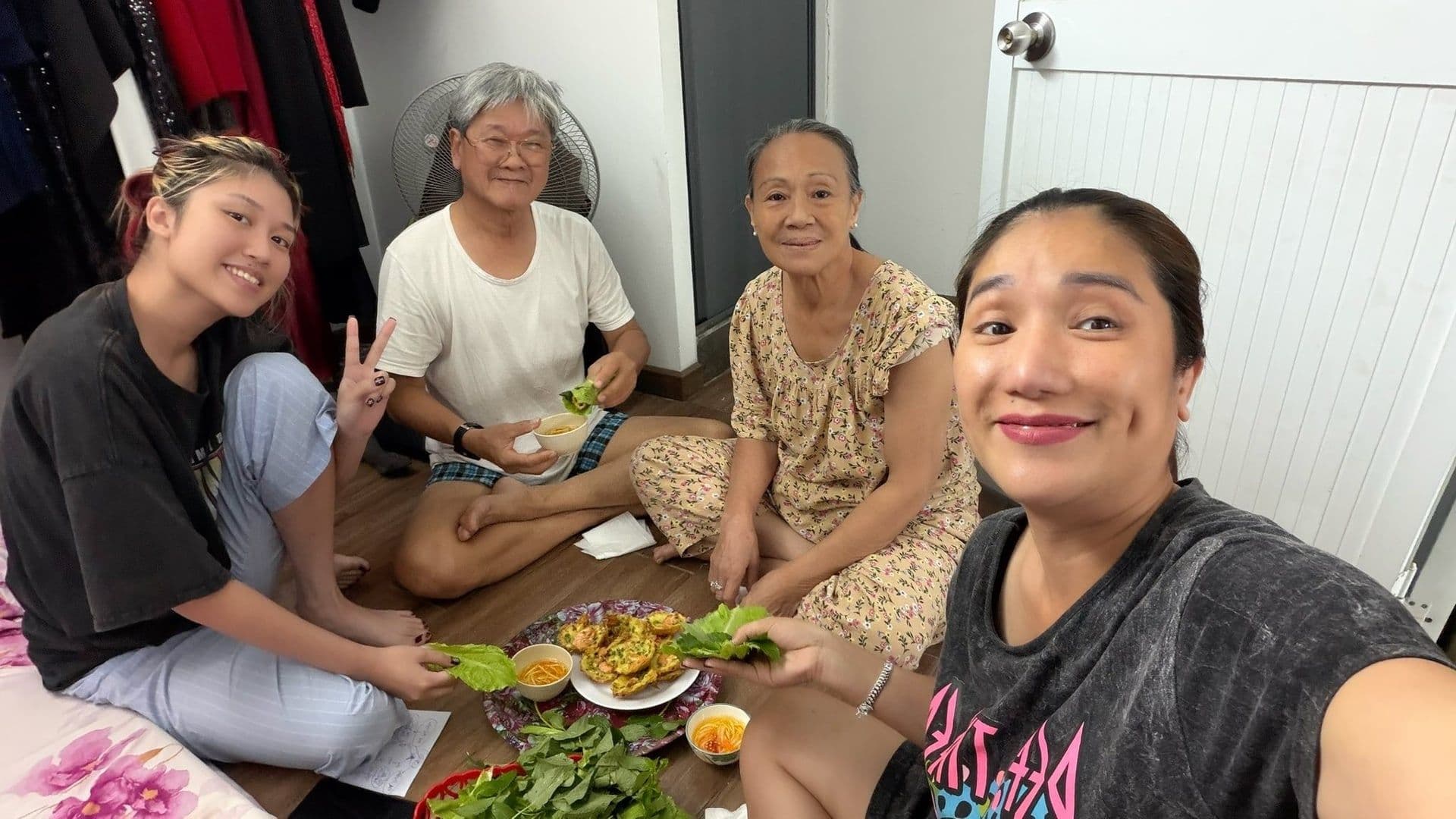 Gia đình quây quần bên mâm cơm, tượng trưng cho giá trị nhân văn và sự sẻ chia trong cuộc sống của người nghệ sĩ.