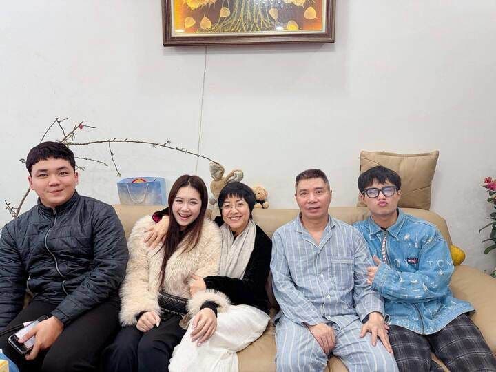 Gia đình quây quần trò chuyện vui vẻ bên nhau trong những ngày cận Tết, thể hiện sự ấm cúng và tình thân.