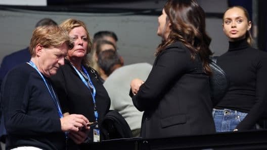 Gia đình và bạn gái Jannik Sinner (cha Hans-Peter, mẹ Siglinde, bạn gái Laila Hasanovic) cổ vũ anh tại Vienna.