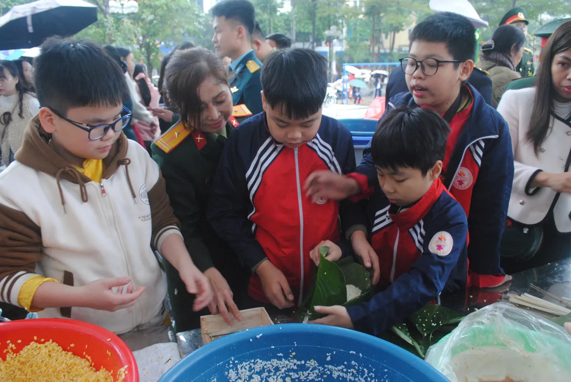 Gia đình và cộng đồng cùng nhau gói bánh chưng, tạo kỷ niệm Tết gắn kết giữa các thế hệ