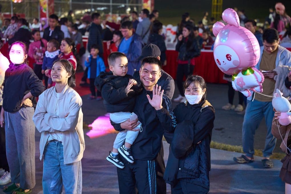 Gia đình và cộng đồng cùng thưởng thức không khí lễ hội Tết rộn ràng với âm nhạc.