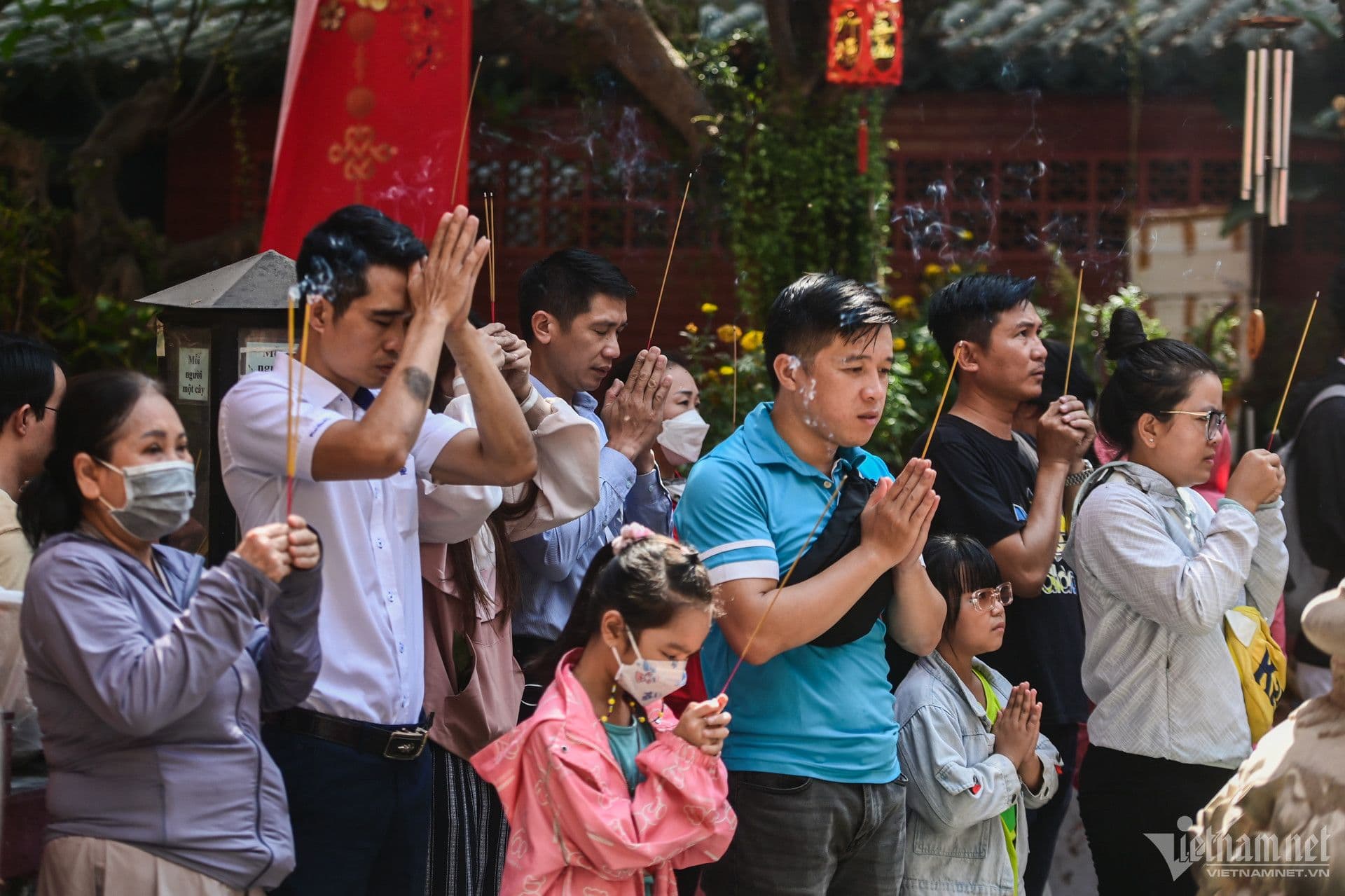 Gia đình và cộng đồng dâng hương cầu nguyện tại chùa vào Rằm tháng Giêng, thể hiện lòng thành kính.