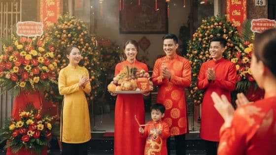 Gia đình Việt Nam đón Tết, cầu mong tài lộc và may mắn cho vận trình mới