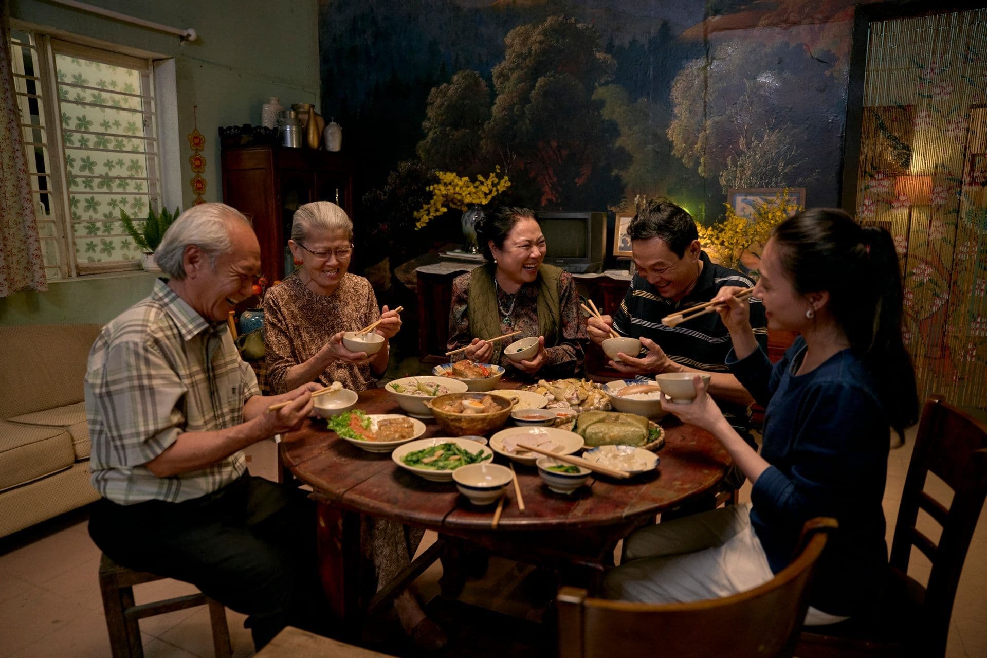 Gia đình Việt Nam nhiều thế hệ sum vầy bên mâm cơm Tết truyền thống, tượng trưng cho giá trị đoàn viên mà nhạc Xuân hiện đại vẫn giữ gìn và kể những câu chuyện cá nhân sâu sắc hơn.