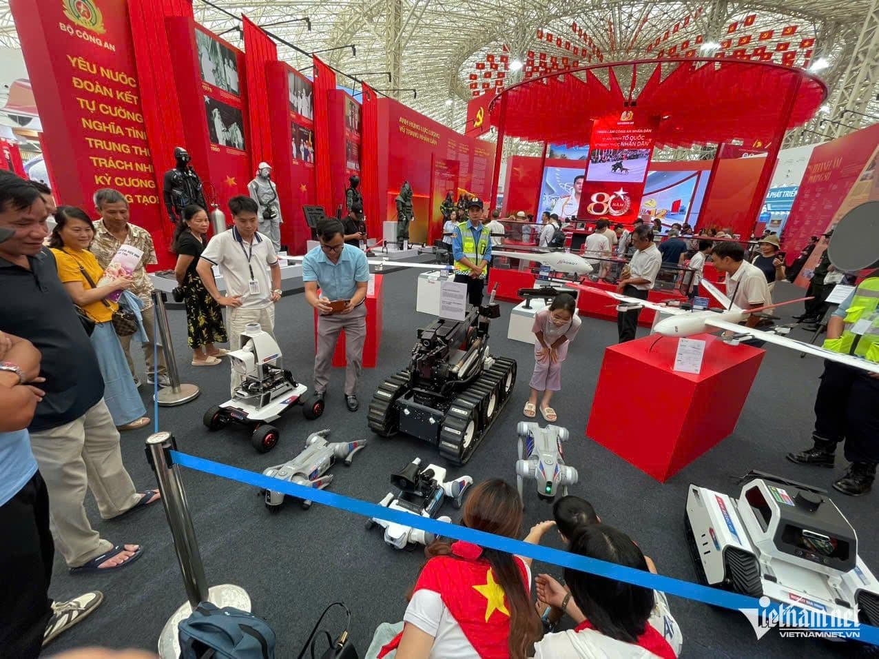 Gian hàng Bộ Công an trưng bày đa dạng công nghệ và robot tại Triển lãm A80, thể hiện quy mô và sự đa dạng của sự kiện.