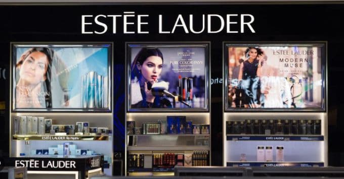 Gian hàng mỹ phẩm Estée Lauder với các sản phẩm trang điểm và chăm sóc da, biểu tượng của thương hiệu xa xỉ.