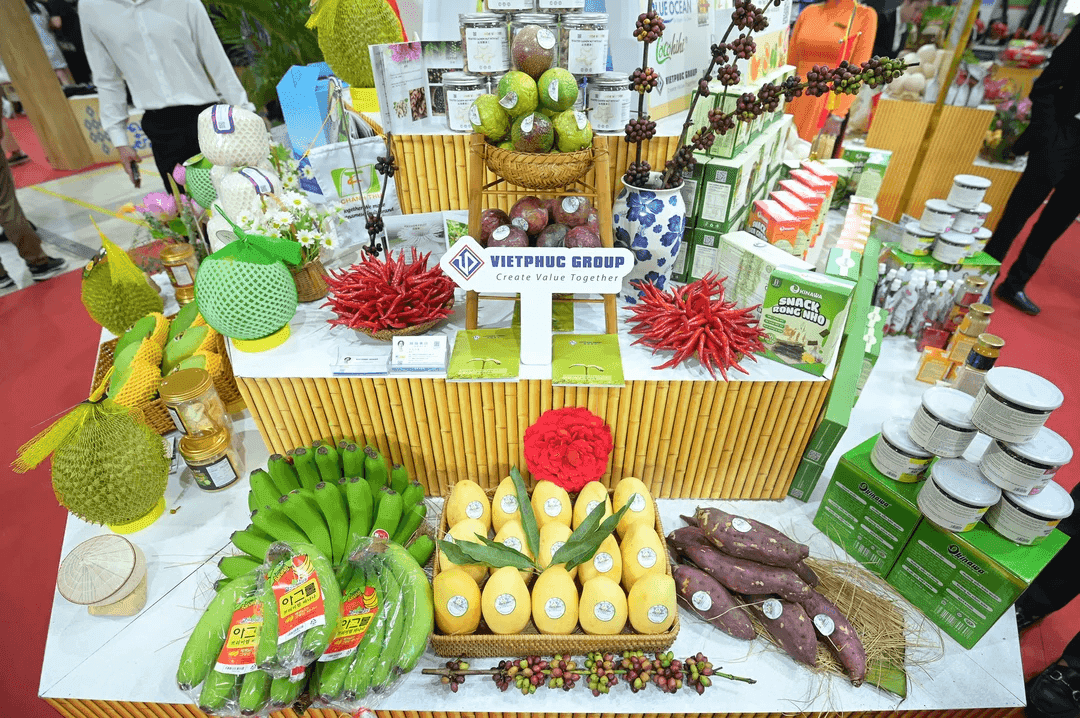 Gian hàng trưng bày đa dạng nông sản Việt Nam như sầu riêng, chuối, ớt, khoai lang, cà phê, thể hiện sự phong phú và tiềm năng xuất khẩu của ngành nông nghiệp.