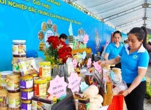 Gian hàng trưng bày sản phẩm địa phương, minh chứng cho sự gắn kết của THVL1 với cộng đồng và văn hóa Vĩnh Long