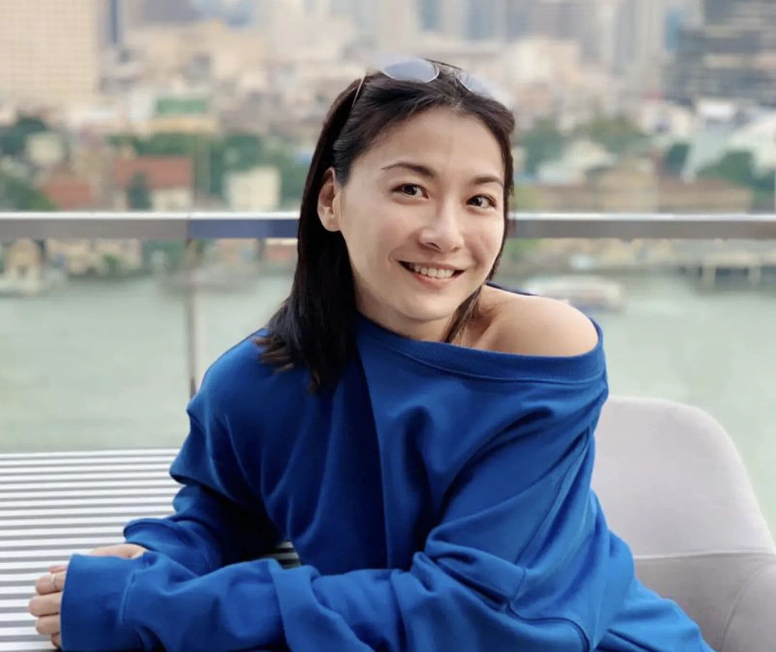 Giang Tổ Bình mỉm cười, thể hiện sự kiên cường và bình yên sau sóng gió