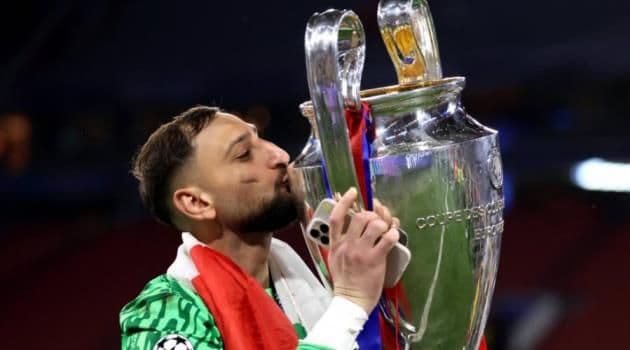 Gianluigi Donnarumma chuẩn bị chuyển đến Manchester City, giải quyết bài toán 'chân' cho Pep Guardiola.