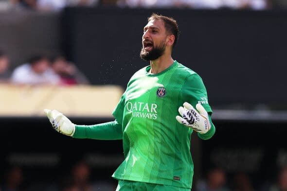 Gianluigi Donnarumma trong màu áo PSG, biểu cảm thất vọng phản ánh áp lực và gánh nặng.