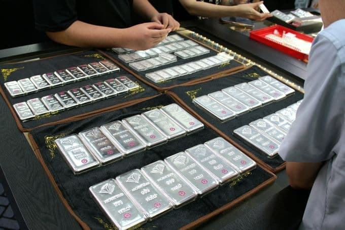 Giao dịch bạc miếng Phú Quý tại quầy, phản ánh biến động giá trên thị trường.