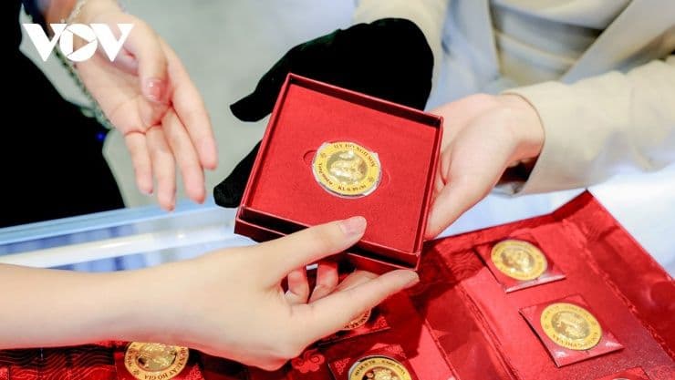 Giao dịch mua bán vàng miếng SJC, thể hiện sự trao đổi tài sản trong bối cảnh giá vàng chênh lệch lớn