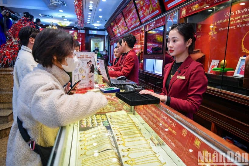 Giao dịch mua bán vàng tại một cửa hàng, phản ánh hoạt động sôi động của thị trường vàng Việt Nam.