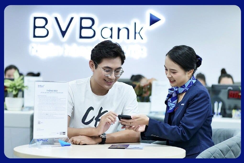 Giao dịch viên BVBank tận tình hỗ trợ khách hàng, minh họa cho triết lý lấy khách hàng làm trung tâm và xây dựng niềm tin.
