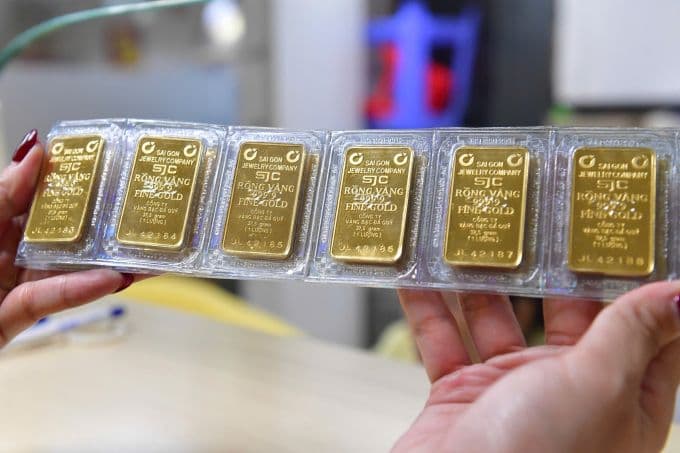 Giao dịch vàng miếng SJC 9999, loại vàng được người dân quan tâm khi giá giảm.