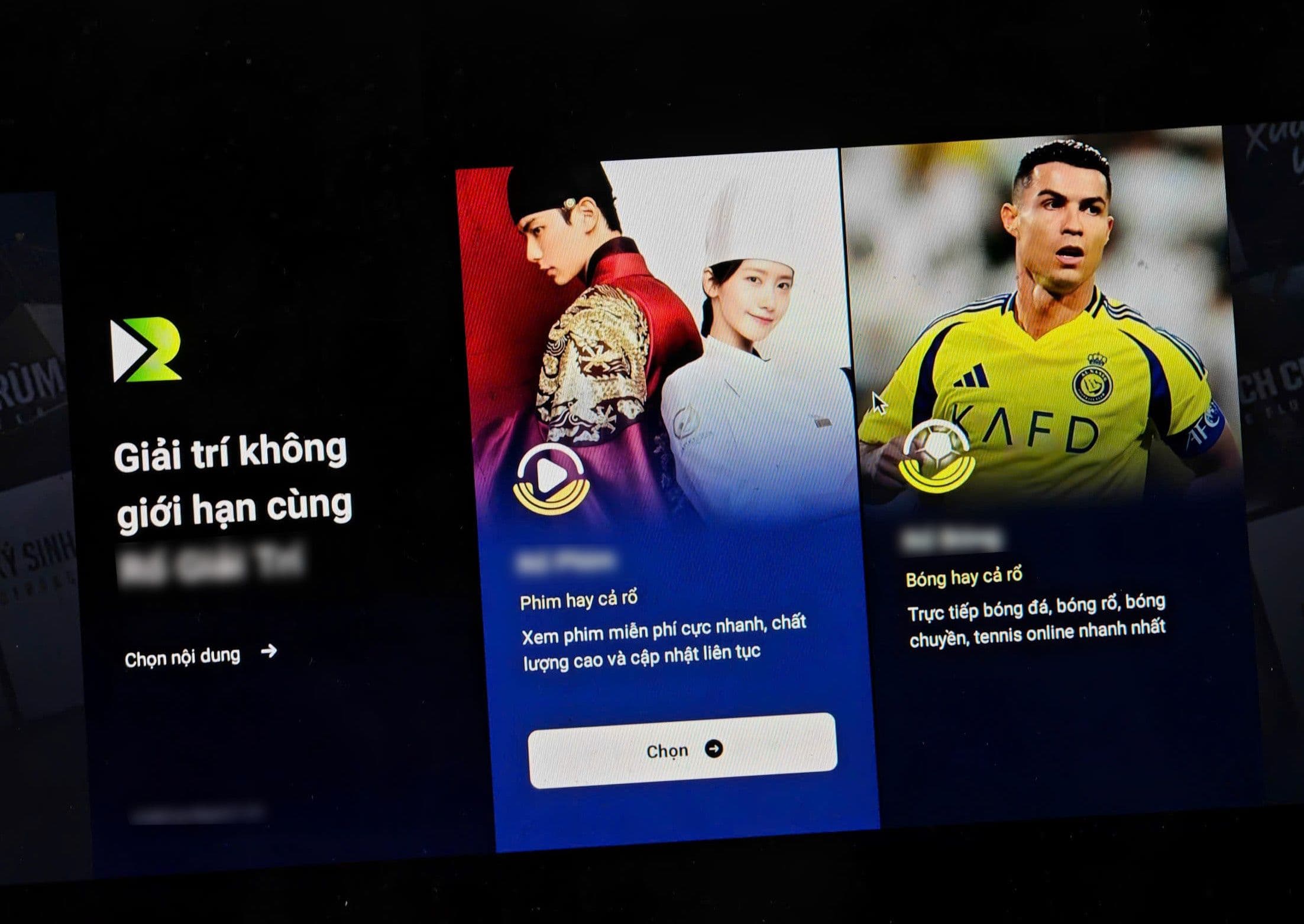 Giao diện giải trí số với các lựa chọn phim và bóng đá, tượng trưng cho tương lai của nội dung số và cuộc chiến chống vi phạm bản quyền.