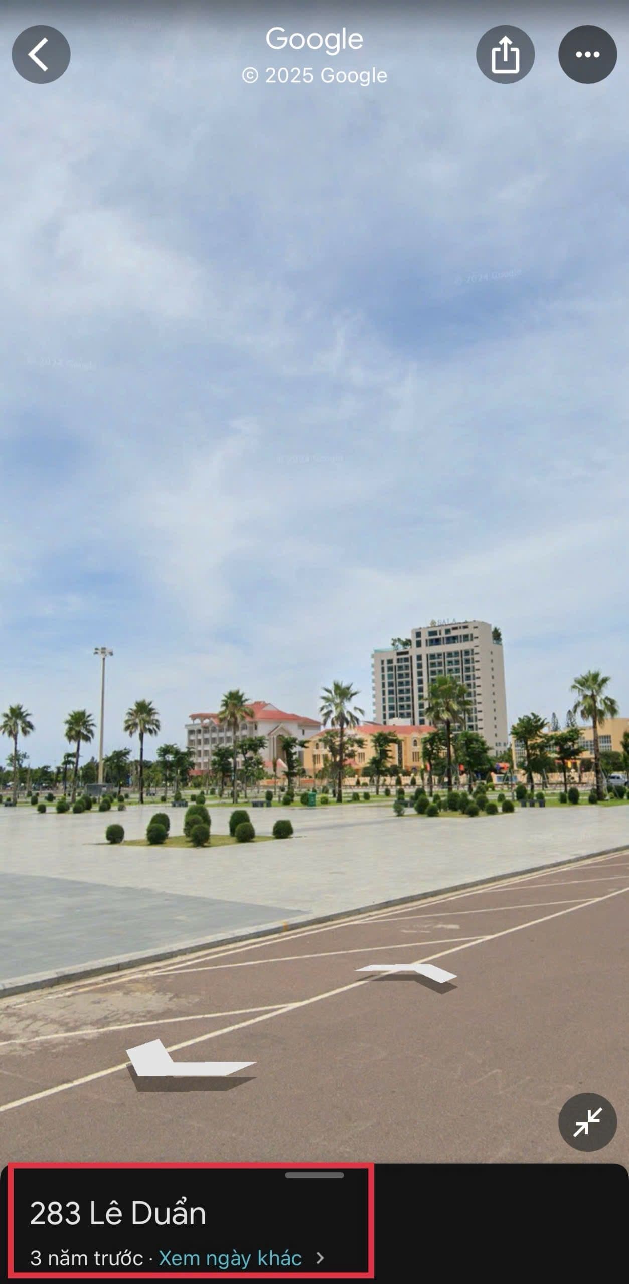 Giao diện Google Street View trên điện thoại, hiển thị tùy chọn xem hình ảnh từ các mốc thời gian khác nhau.