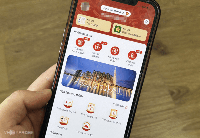 Giao diện ứng dụng VNeID trên điện thoại di động, thể hiện các mục như an sinh xã hội và tích hợp giấy tờ.