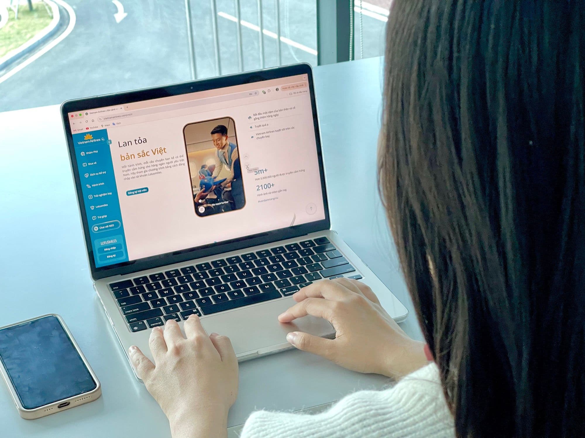 Giao diện website mới của Vietnam Airlines với phần giới thiệu 'Lan tỏa bản sắc Việt' và hệ sinh thái số.