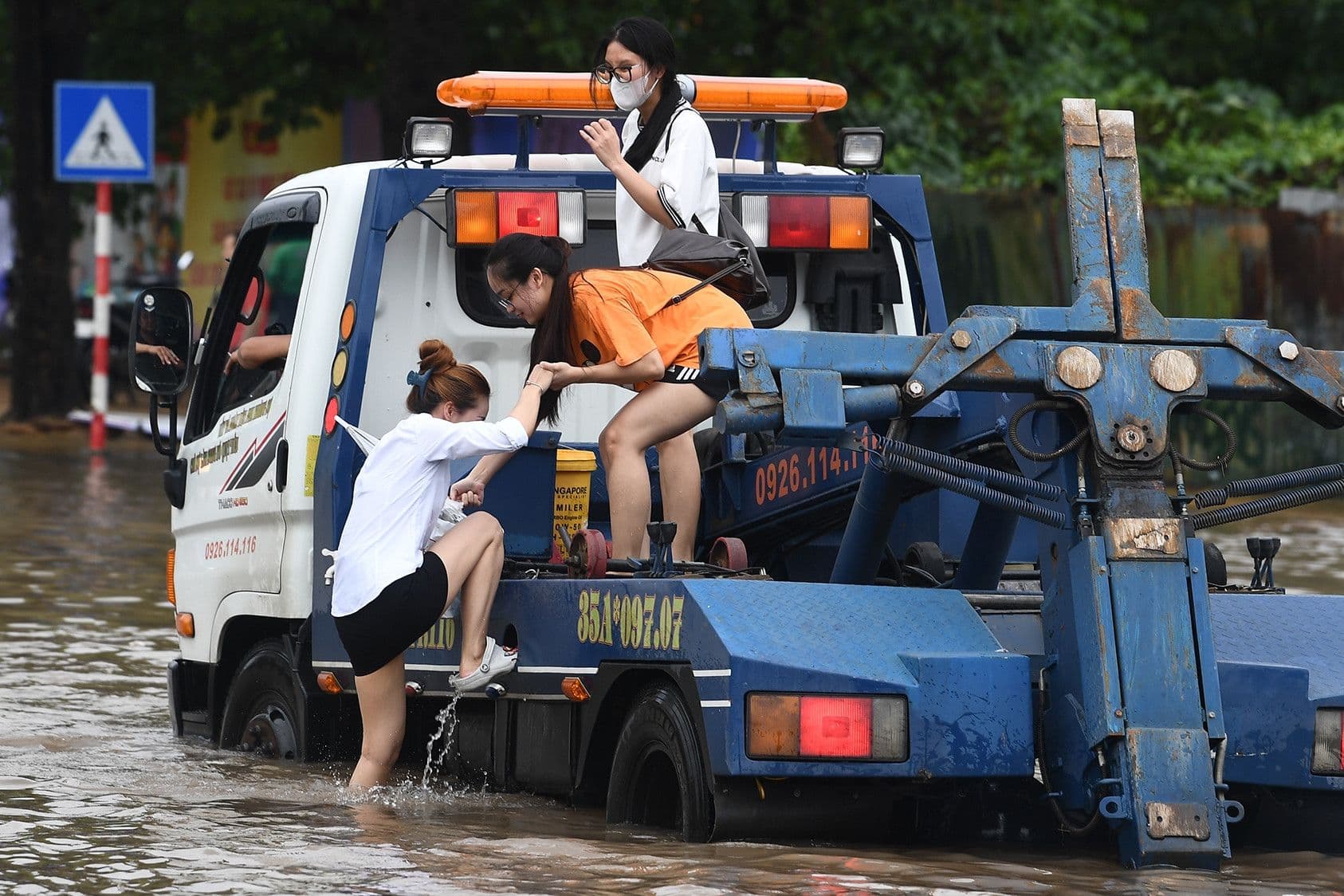 Giao lộ ngập sâu biến thành 'vịnh Keangnam' ở Mỹ Đình, Hà Nội, biểu tượng cho sự bất lực của đô thị trước lũ lụt.