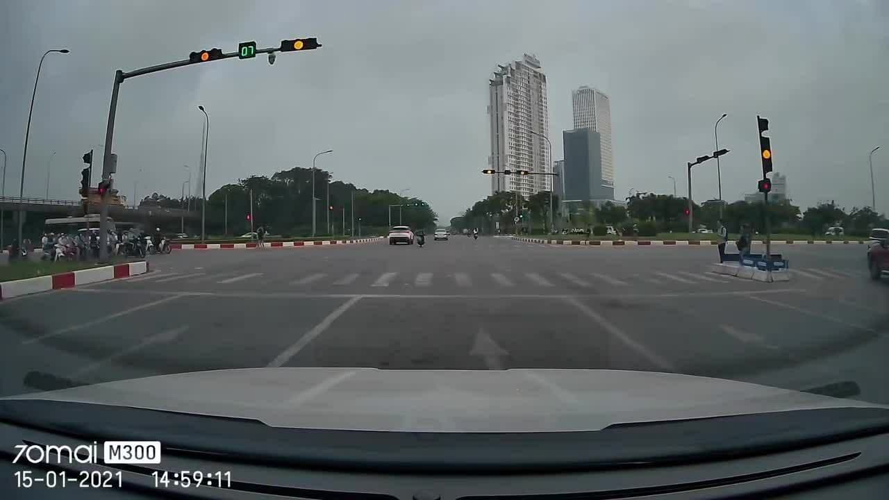Giao lộ thành phố với đèn tín hiệu giao thông đang đếm ngược, thể hiện sự cố đèn có thể gây phạt oan.