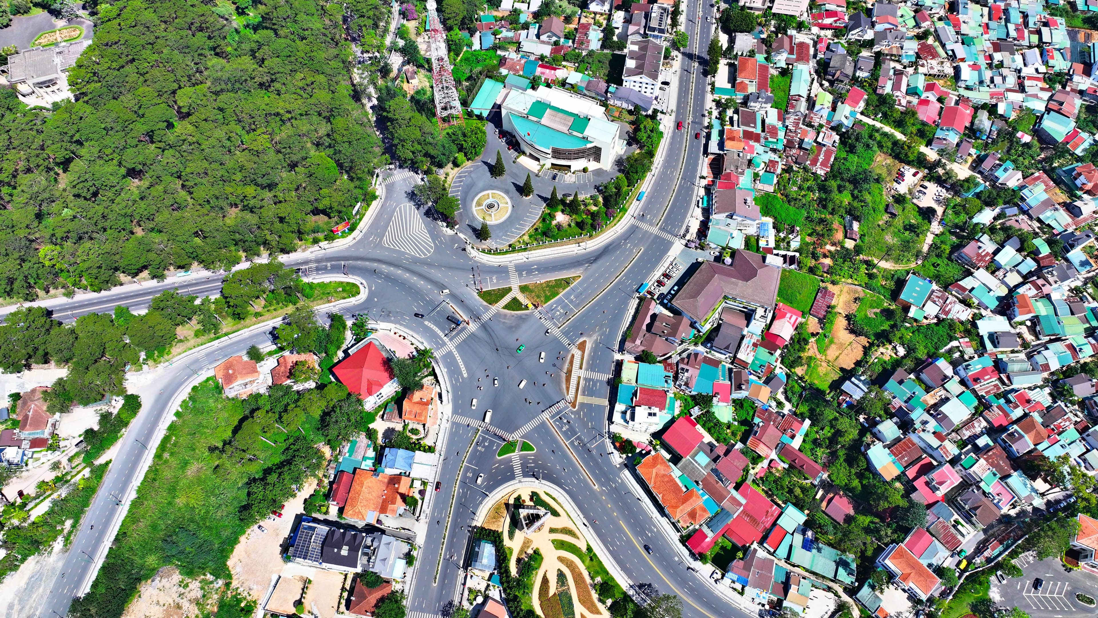 Giao lộ trung tâm Đà Lạt với hệ thống giám sát giao thông hiện đại