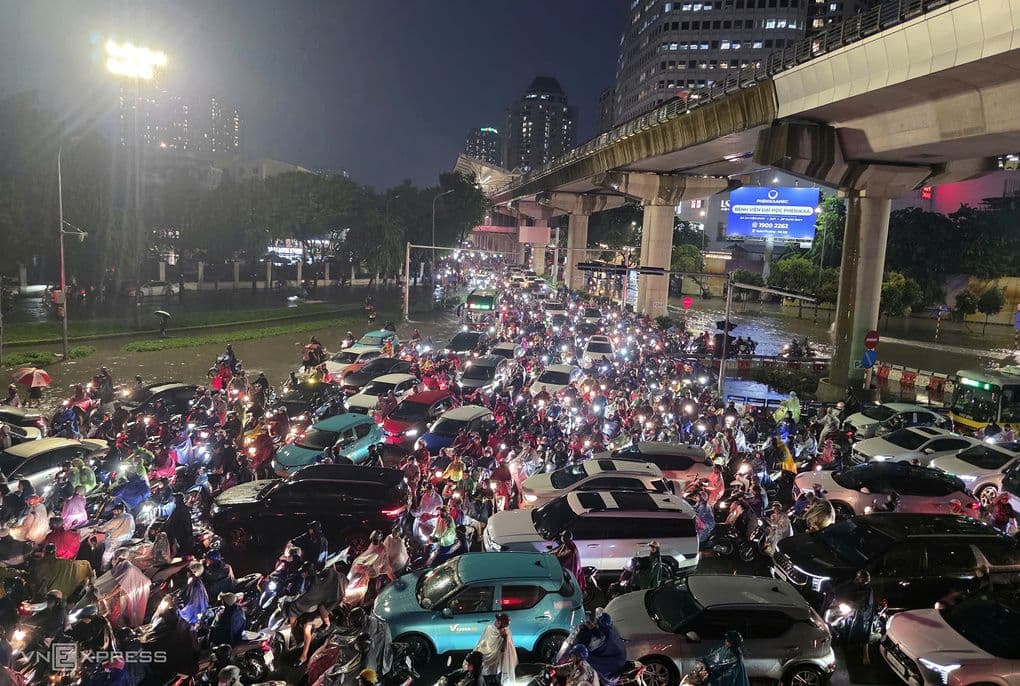 Giao thông hỗn loạn và ngập lụt nghiêm trọng tại nút giao Mai Dịch, Hà Nội trong cơn mưa lớn.