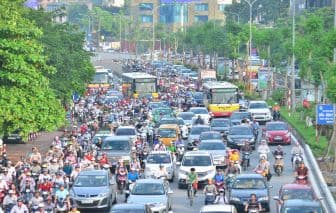 Giao thông ùn tắc nghiêm trọng trên đường phố, một trong những hệ quả của mưa lớn ở đô thị.