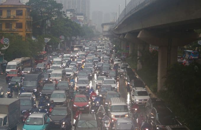 Giao thông ùn tắc nghiêm trọng trên đường phố đô thị trong điều kiện thời tiết mưa, phản ánh thách thức của đô thị hóa.
