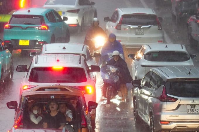 Giao thông ùn tắc trong cơn mưa lớn trên đường phố Hà Nội, phản ánh hiện tượng thời tiết bất thường cuối mùa.