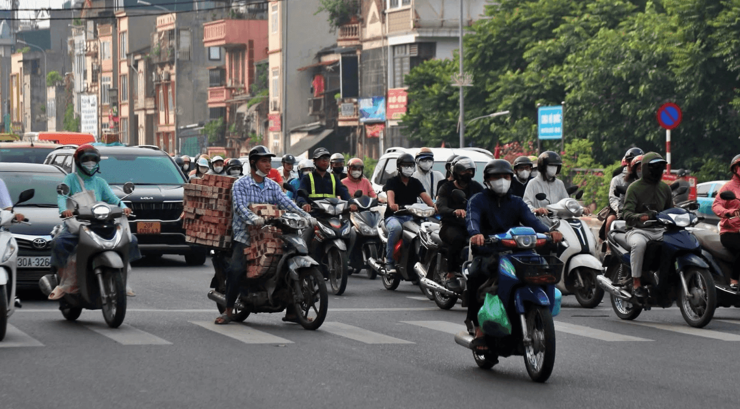 Giao thông đông đúc tại Hà Nội với nhiều xe máy và ô tô, thể hiện bối cảnh chính sách vùng phát thải thấp.