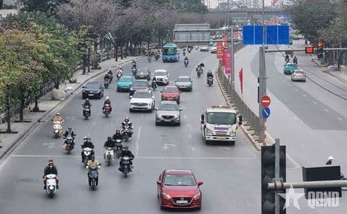 Giao thông đông đúc trên làn đường hỗn hợp tại một đô thị Việt Nam, minh họa thách thức về hạ tầng.