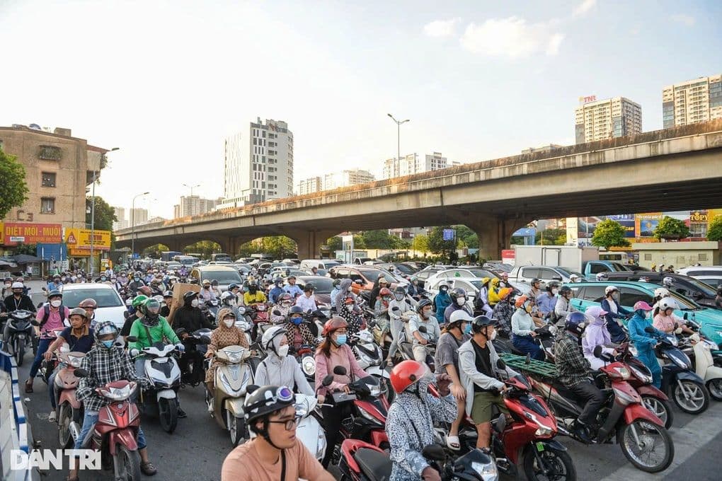 Giao thông đông đúc với xe máy xăng tại Hà Nội, thể hiện thách thức chuyển đổi phương tiện.