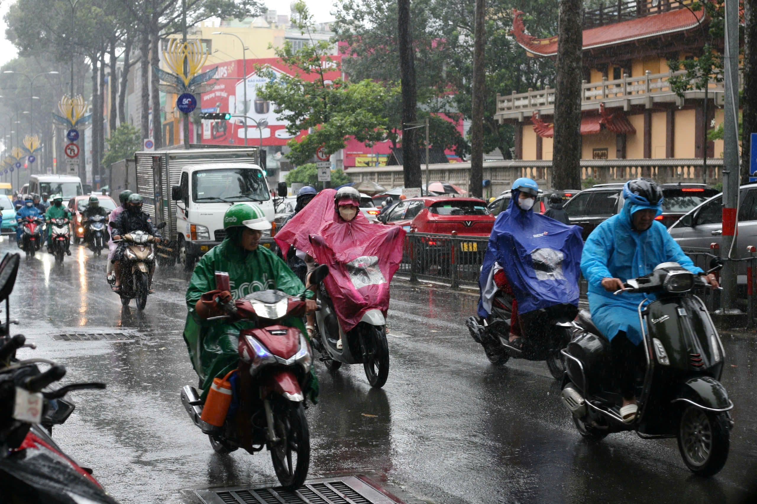 Giao thông Sài Gòn trong cơn mưa lớn kéo dài.