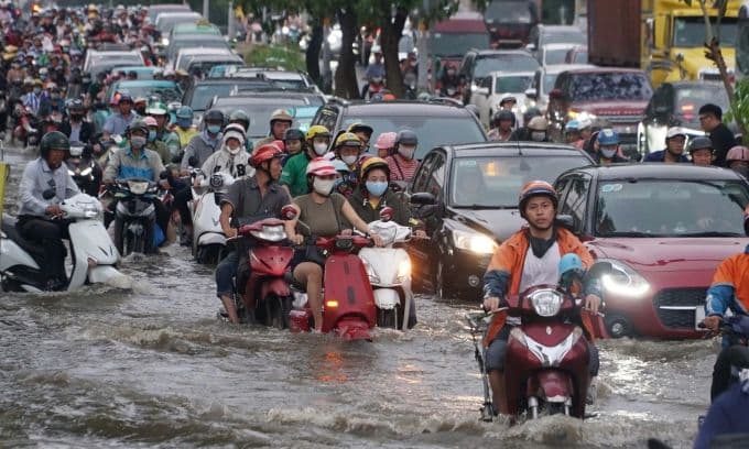 Giao thông tê liệt trên đường Huỳnh Tấn Phát, TP.HCM ngập sâu do triều cường kỷ lục.