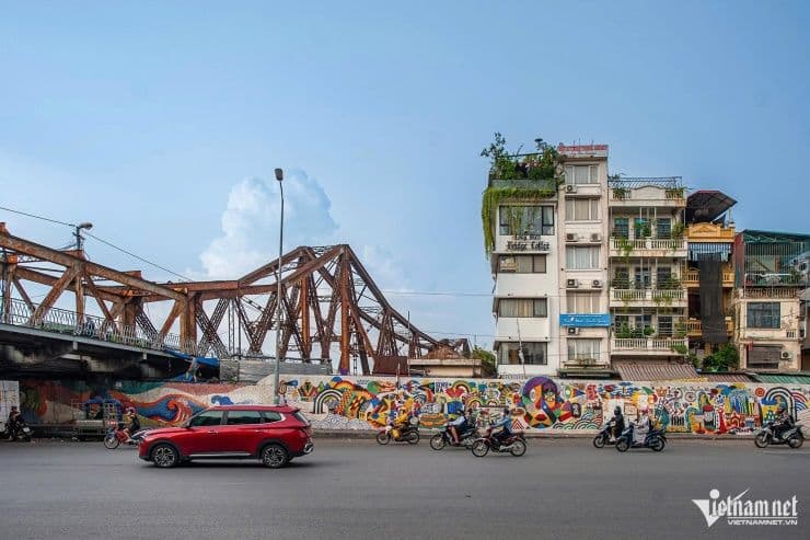 Giao thông trên đường phố Hà Nội gần cầu Long Biên, thể hiện thực trạng đô thị trước chính sách 'cai xăng'.