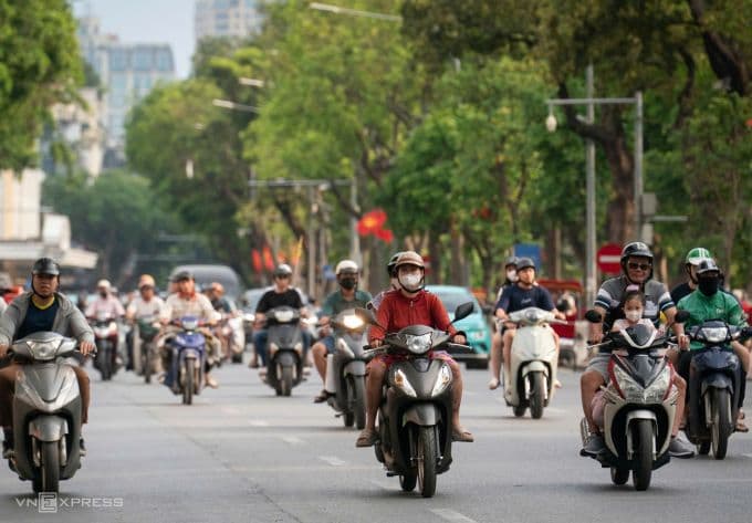 Giao thông xe máy đông đúc trên phố Đinh Tiên Hoàng, Hà Nội, khu vực dự kiến thí điểm Vùng Phát Thải Thấp.