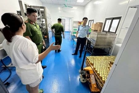 Giám đốc công ty Yến sào Tuấn Dương & TKT bị điều tra vì sản xuất yến chưng giả, minh họa cho vấn nạn gian lận trong ngành.