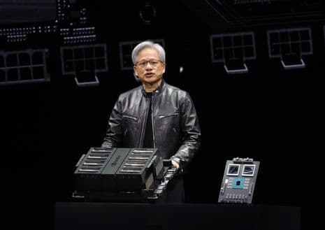 Giám đốc điều hành Nvidia Jensen Huang giới thiệu chip AI trên sân khấu, tượng trưng cho sự hợp tác với OpenAI.