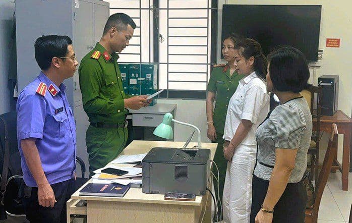 Giám đốc nhà xe Vân Anh Trịnh Thị Vân Anh bị cơ quan tố tụng thi hành lệnh khởi tố và bắt tạm giam vì tội trốn thuế.