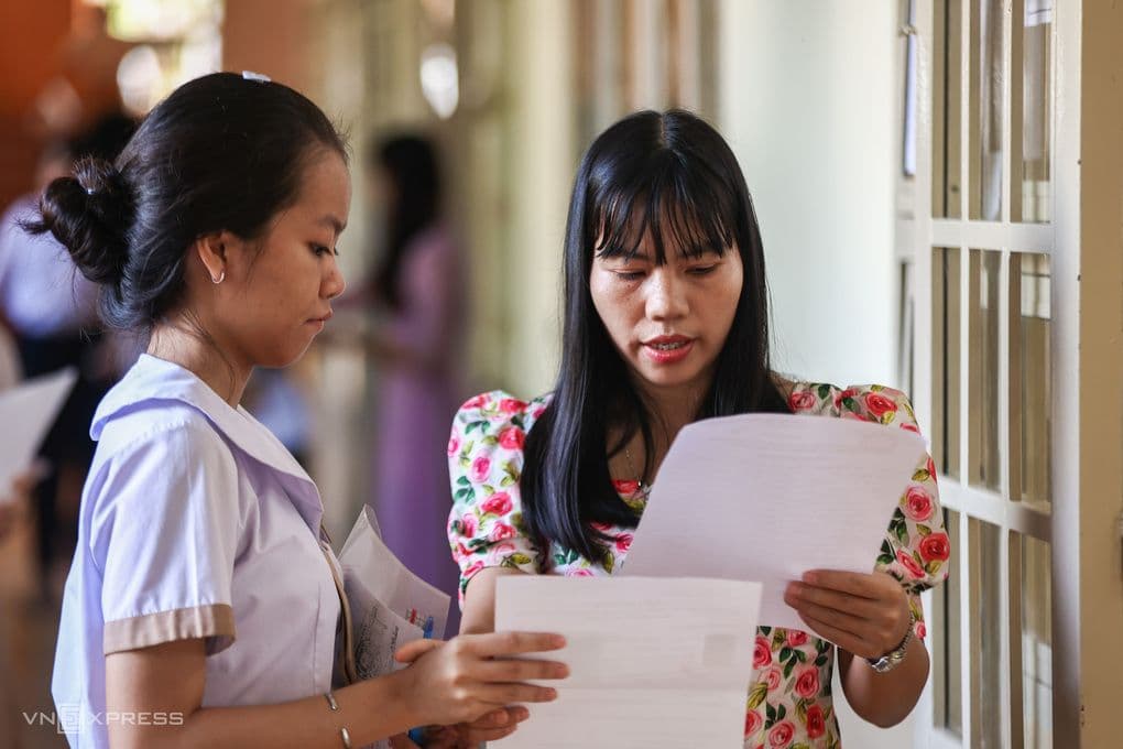 Giám thị hướng dẫn thí sinh trong kỳ thi, tượng trưng cho vai trò mới của cán bộ quản lý khi trở lại bục giảng.